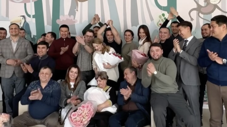Илья Ильин жаңа туған қызын перзентханадан шығарып алды