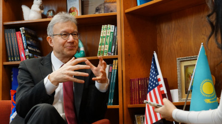 АҚШ елшісі Азаттық радиосына аккредитация бермеу мәселесінен хабардар екенін айтты