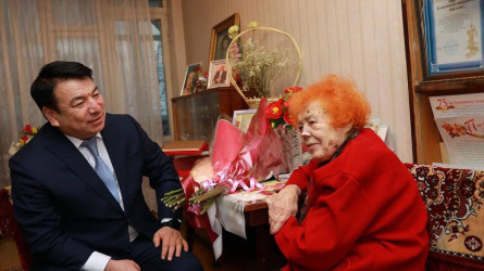 Ғани Бейсембаев 100 жасқа толған Шымкенттік ұстазды мерейтойымен құттықтады