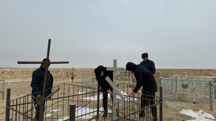 Қабірлерді қиратып жатыр: Маңғыстауда полиция вандалдардың заң алдында жауап беретінін ескертті