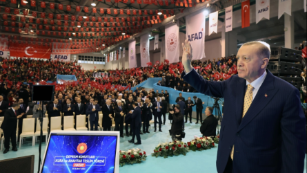 Ердоған жер сілкінісінде зардап шеккен түркиялықтарға пәтер кілтін табыс етті
