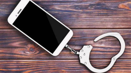 Сатушы әйел жұмыс орнынан 13 млн теңгенің телефондарын ұрлап кеткен