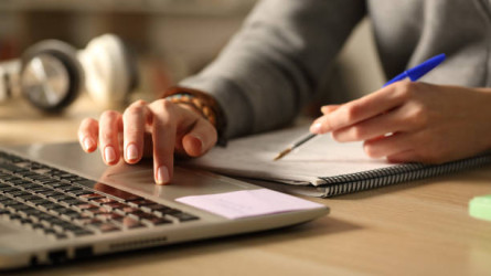 Павлодар облысында 19 жастағы қыз сотқа жүгініп, әкесінен жоғары оқу ақысын төлеуді талап еткен