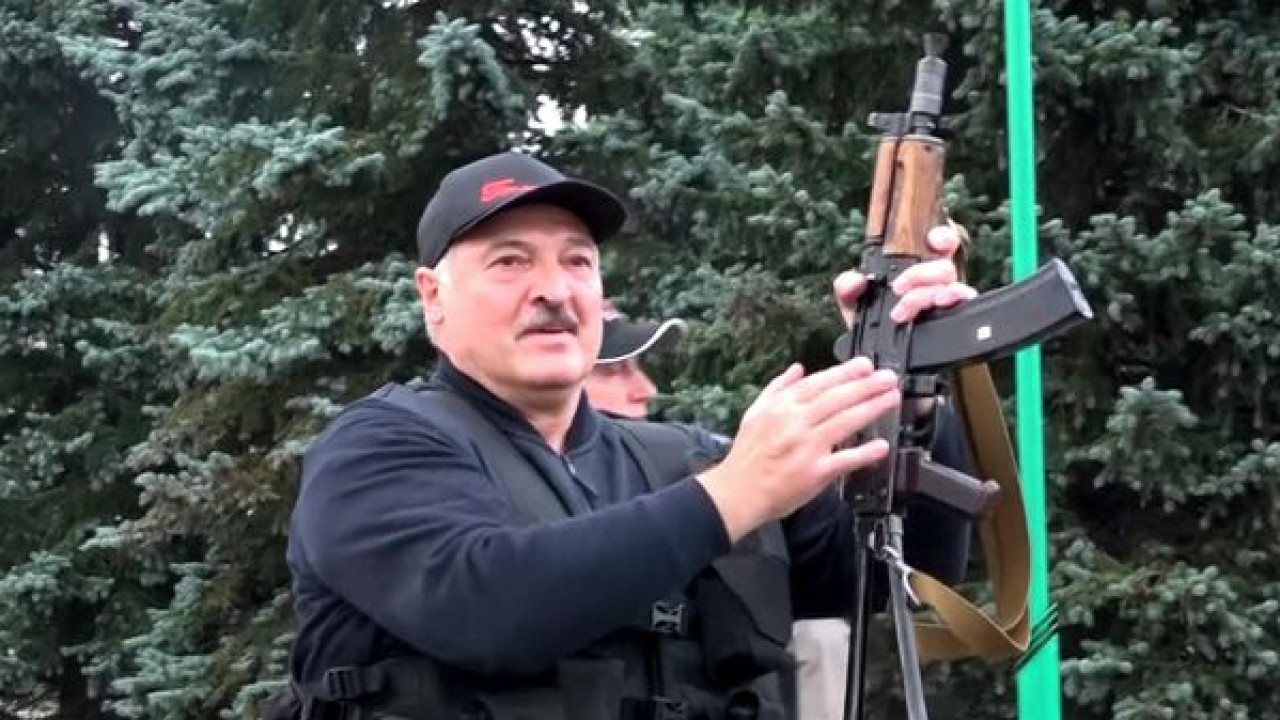 Беларусь: Әскерилерге көшеде адамдарды атуға заңмен рұқсат берілді