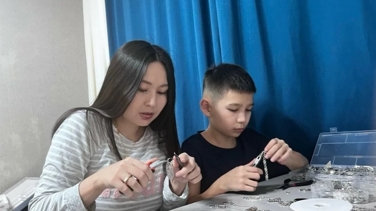 9 жасар қазақстандық бала ұлттық әшекей жасап смартфонға ақша жинаған
