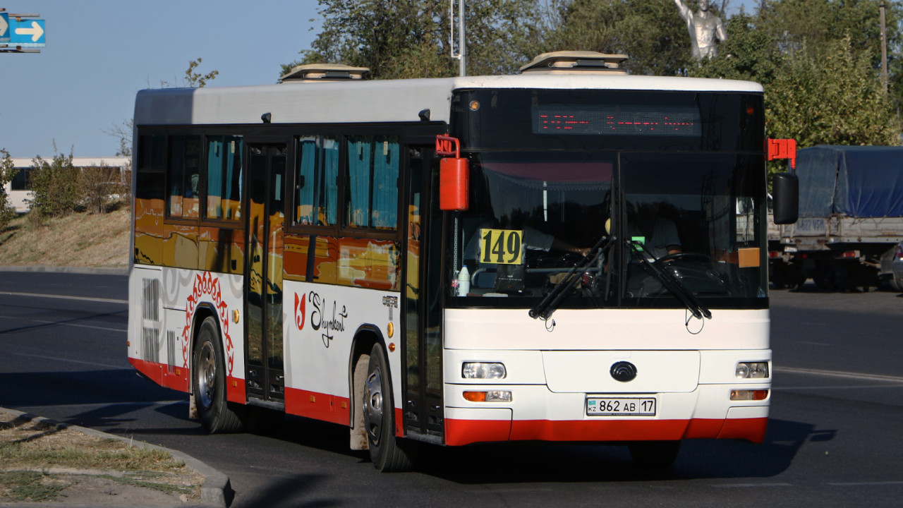 «Терезеде жарық пайда болды»: Шымкентте жолаушылары бар автобусқа тас лақтырылды
