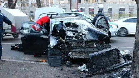 Алматыда жеңіл көлік ағашқа соғылып, бір адам көз жұмды