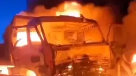 Атырау облысында жол апатынан екі көлік өртеніп, бір адам көз жұмды
