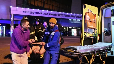 Крокус Сити Холлдағы шабуыл кезінде қыз өзін өлі етіп көрсетіп, өмірін құтқарып қалды