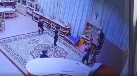 Қостанайда балабақша тәрбиешісінің бүлдіршінді жұлқылап ұрған бейнежазбасы тарады (ВИДЕО)