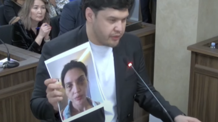Айтбек Амангелді марқұм қарындасы Салтанаттың таяқ жеген суретін көрсетті