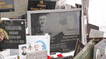 Қазақстандық дипломаттар Мәскеудегі Дон зиратында Әлихан Бөкейхановты еске алды