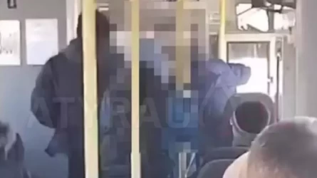 Атырауда белгісіз ер адам автобус жүргізушісіне шабуыл жасады