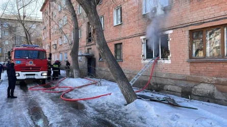 Павлодарлық өрт сөндірушілер жанып жатқан үйден 6 адамды алып шықты