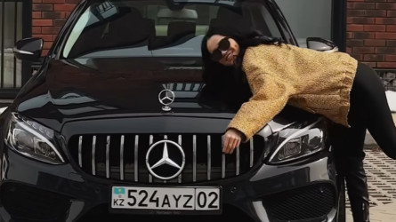«Қайраттың» футболшысы әйеліне мерекеде Mercedes сыйлады