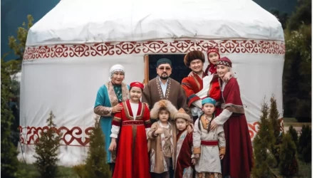 Отбасымен ұлттық стильде фотосессия жасаған Төреғали Төреәлі көпшілікке балаларын көрсетті (фото)