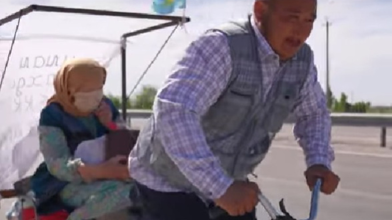 «Алладан аян келген»: Түркістан тұрғыны әпкесімен бірге Меккеге велосипедпен аттанды