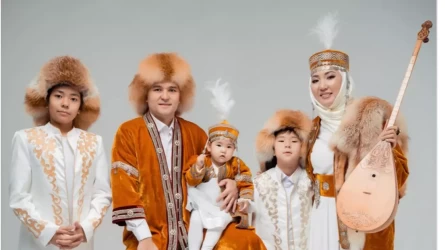 «Он баланың тоғызы орыс тілінде сөйлеп жүреді»: Сара Тоқтамысова балаларынан қазақша сөйлеуді талап ететінін айтты