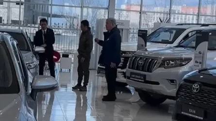 Атырауда тасқын кезінде автосалонда жүрген шенеуніктің басы дауға қалды