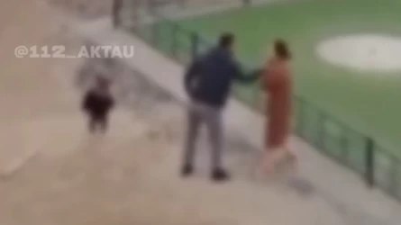 Маңғыстауда ер адам әйелін балалардың көзінше соққыға жыққан (видео)
