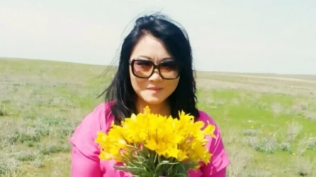 «11 миллион теңге айыппұл»: Ақбота Керімбекова жұлынған қызғалдақпен фотоға түсіп, халықтан сөз естіді