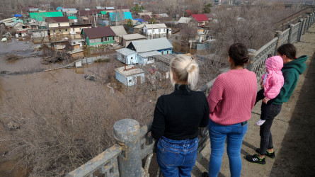 Водные потоки затопили многоквартирные дома в старой части Оренбурга