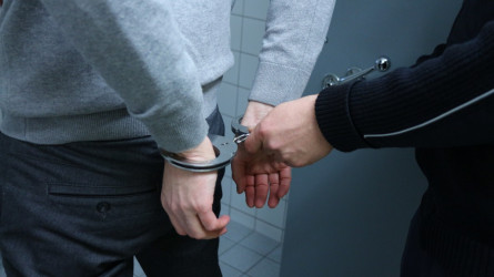 «Ваннаға сүйреп алып барып, тұншықтырған»: Ақмола облысында әскери қызметкер сүйіктісін өлтіріп, артынша тонаған