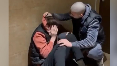 Беттен ұрма, родной: Алматыда ер адам жас баланы аяусыз сабаған
