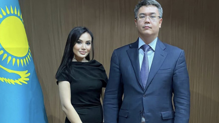 Әнші Динара Әлжан Атырауда су тасқынынан зардап шеккендерге көмек көрсетті