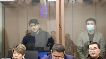 «Бетіне дейін жауып қойған»: Нүкенованың өлімін тіркеген дәрігер сотта жауап беріп жатыр