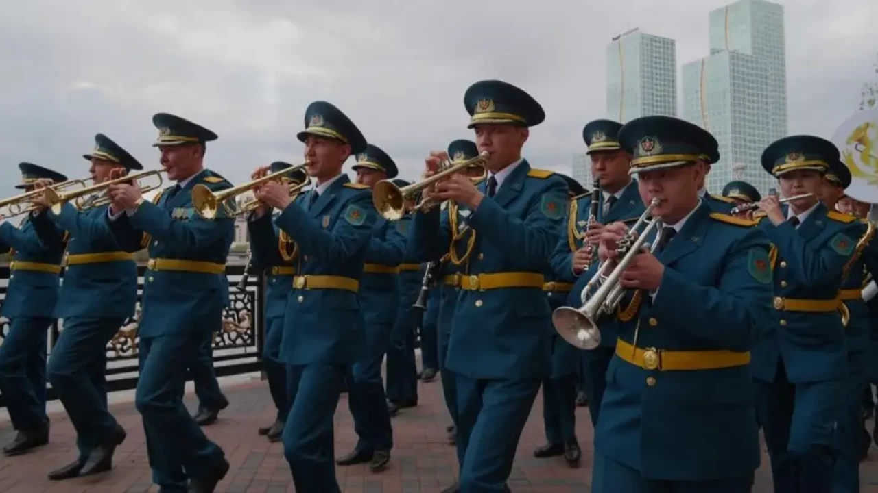 Астанада әскери оркестр қала тұрғындары алдында өнер көрсетті