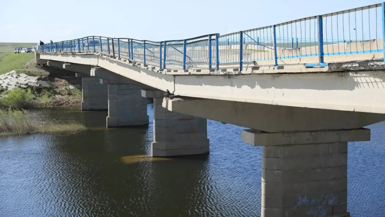 Ақтөбеде су тасқыны кезінде жарамсыз күйге түскен көпір жанынан уақытша жол салынды