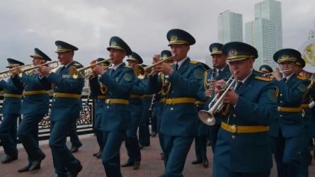 Астанада әскери оркестр қала тұрғындары алдында өнер көрсетті