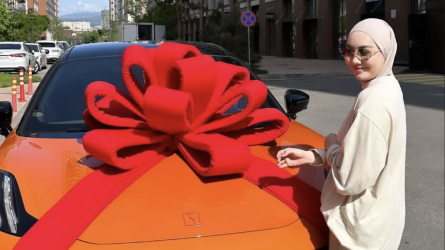 «Almatyda kólіk bolmaǵandyqtan osyndaı kólіk syılaımyn dep sheshtіm»: Farıza Tóreálіnіń kúıeýі oǵan elektrokar syılady