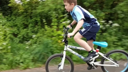 Aqtóbede júrgіzýshі velosıped mіngen bіrіnshі synyp oqýshysyn qaǵyp kettі