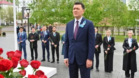 Ерлан Қарин Талғат Бигелдиновтің ескерткішіне гүл шоқтарын қойды