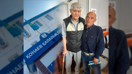 Бір жыл бұрын қамауға алынған журналист Думан Мұхаммедкәрім сотқа таяқ ұстап келді