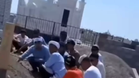 "Óshіr anany": mazar basynda topyraqqa saýsaq tyǵyp, súre oqyp jatqandardyń vıdeosy tarady