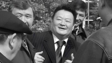 Алматыда Заманбек Нұрқаділов тұрған үйге ескерткіш тақта орнатылды