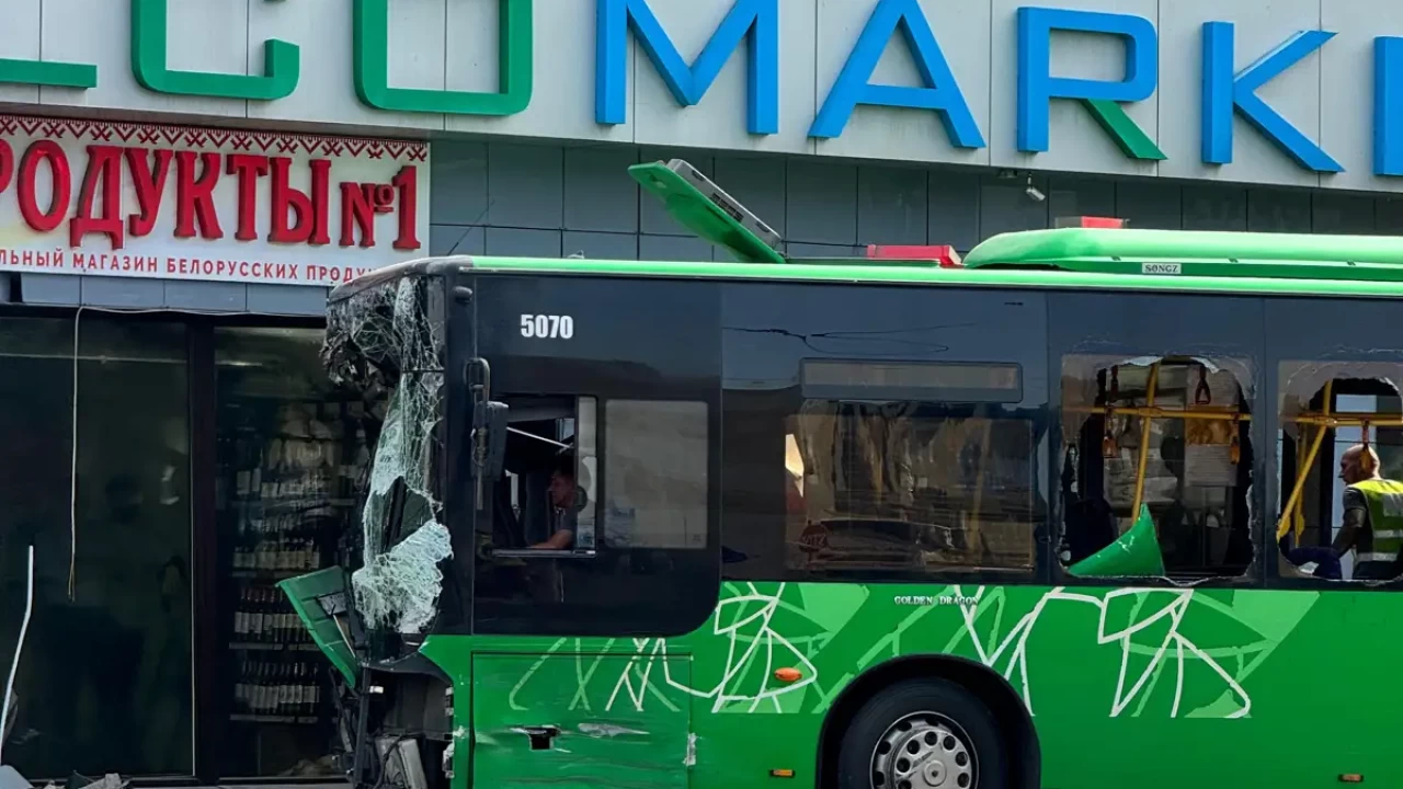 Алматыдағы автобус апаты: қоғамдық көлік камерасы түсірген бейнежазба желіде тарады