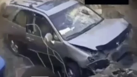 Таразда құбыр жөндеу үшін қазылған шұңқырға көлік түсіп кетті