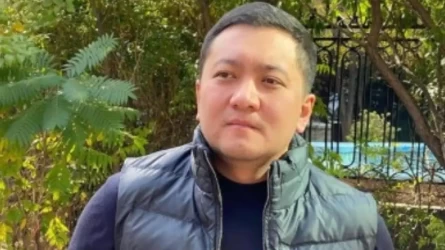 «Атамның басы-ай»: журналист Асхат Садырбай телеарнаның батыр сұлбасындағы баннерін сынға алды (ФОТО)