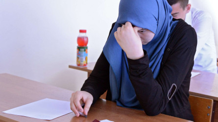 Mektepke qaıta qabyldanady: Qaraǵandy ​​soty oqýshyny oramal taqqany úshіn oqýdan shyǵarýdy zańsyz dep tanydy