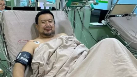 «Көкіректі кесіп, аяқтан төрт тамыр алып жалғады»: Сәбит Әбдіхалықов денсаулығына алаңдаған жұртқа алғыс айтты