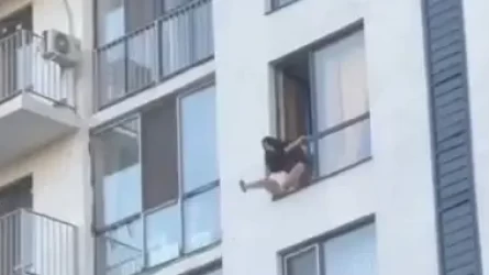 Алматыда әйел көп қабатты үйдің терезесінен құлап, қайтыс болды