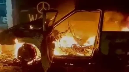 Атырауда өртенген көлікті сөндірмек болған жігіттің екі қолы күйіп қалды