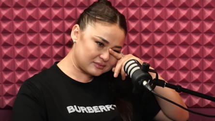 «Bіr kúlіp, tórt jylap jazdy»: Tursynbek Qabatovtyń áıelі marqum anasyna án arnady (VIDEO)