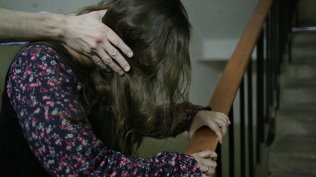 Qordaıda 14 jastaǵy qyzdy zorlap, úıіnіń aldyna essіz kúıde tastap ketken