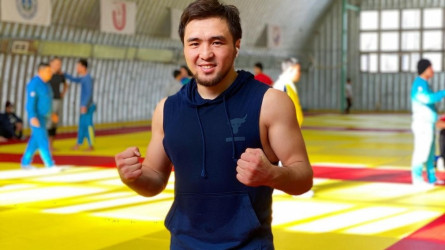 «Sahnadan kórsek, tańǵalmaımyz»: jelіde Eldos Smetovtіń án aıtqan vıdeosy tarady