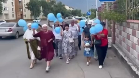 Бір топ адам Думан Мұхамедкәрімді туған күнімен құттықтап, түрмеге келді
